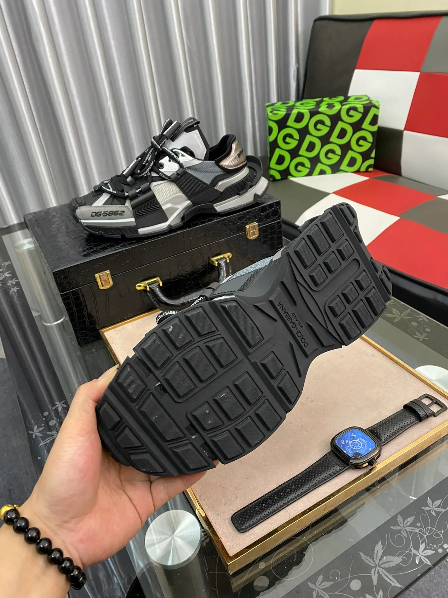 Ex-factory price 680⌚️⌚️ DOLC* & GDB*NA DG Dolce & Gabbana 2022 early spring new casual sports shoes. Daddy shoes DG’s latest development of dad shoes. This sneaker is full of technology. The entire design concept of machine armor. The uppers are all made with heavy craftsmanship. Both shoes are designed with full logos. The materials are all original imported custom fabrics. Many small accessories are made in private molds to try to be indistinguishable from the originals! ! The difference between the original 1:1 molded TPU outsole and the rubber outsole on the market! Size male 38-44